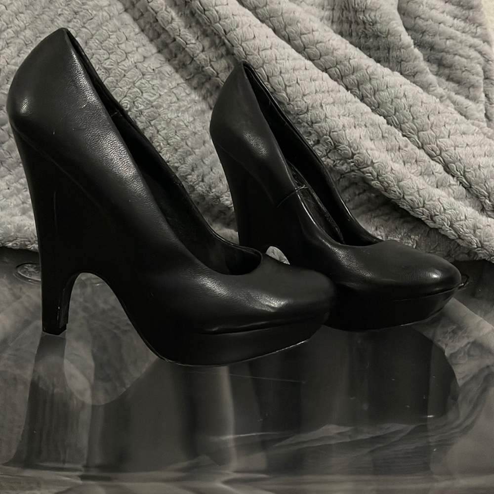 Dollhouse wedge heels size 7